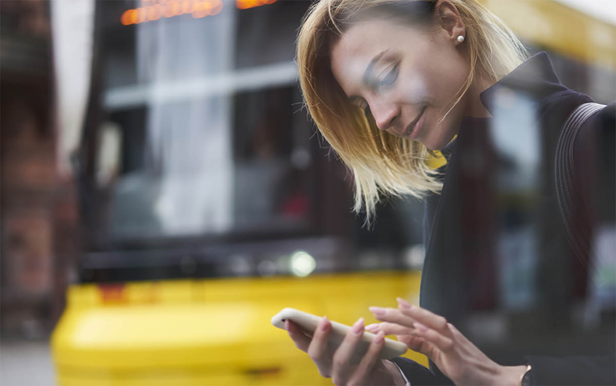 Čakanie na autobus na smart zastávke | DOMO GLASS