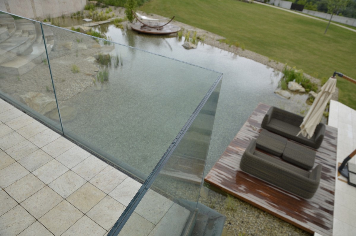 Exteriérové sklenené zábradlie s kotvením do profilu | DOMO GLASS