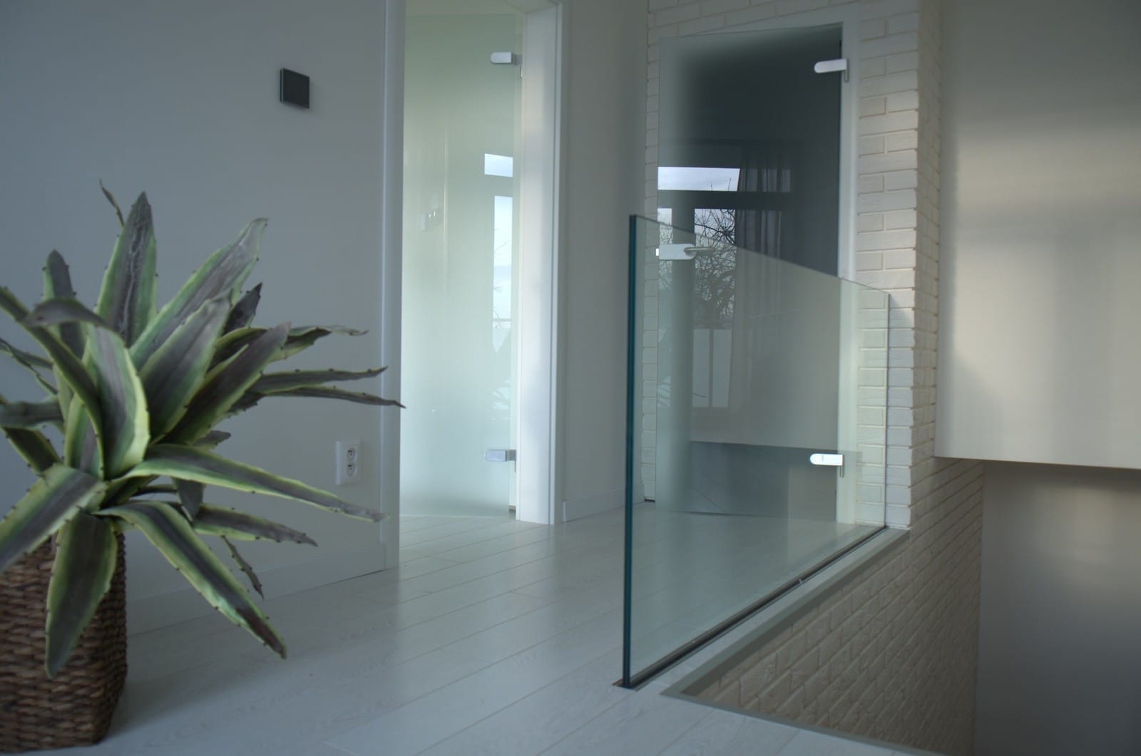 Sklenené zábradlie na schodoch a otváravé sklenené dvere | DoMo-GLASS