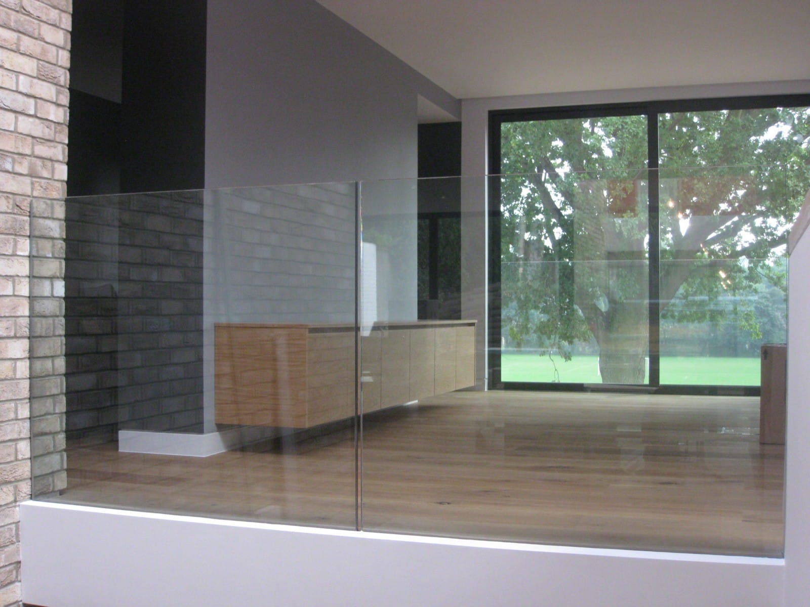 Sklenené zábradlie a sklenená stena do záhrady | DoMo-GLASS