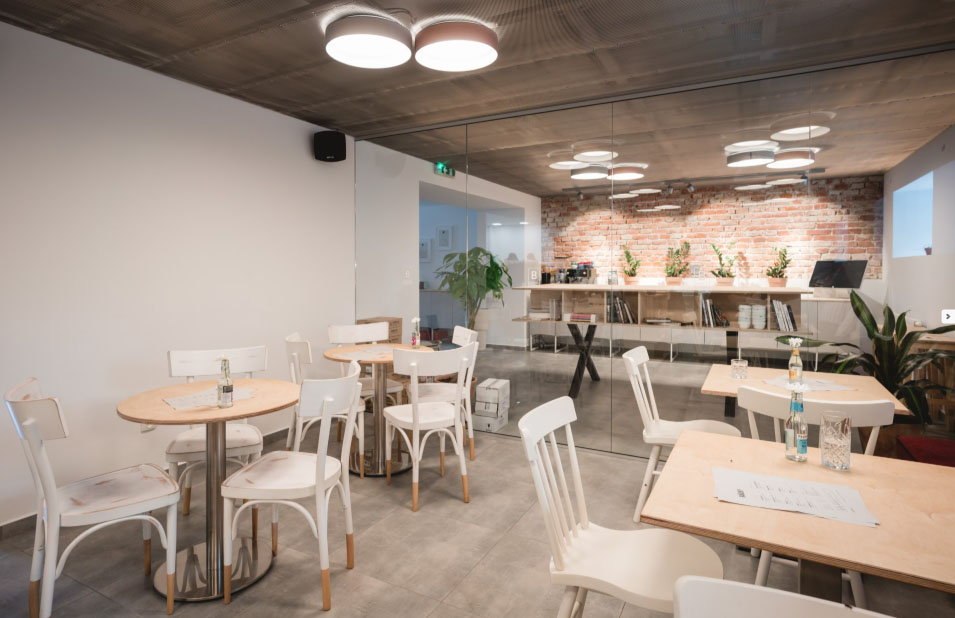 Sklenená deliaca priečka kaviarne na Bottovej ulici v Banskej Bystrici | DOMO GLASS