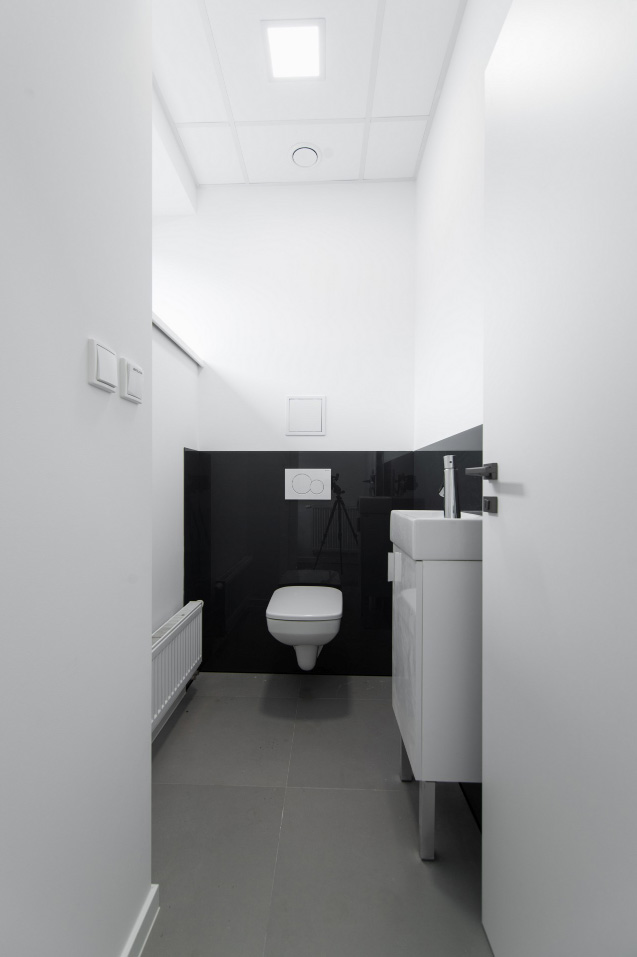 Sklenený obklad toalety v čiernej farbe | DOMO GLASS