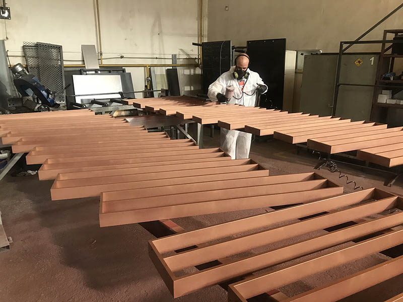 Lakovanie oceľového zábradlia interiérového schodiska farbou medenej patiny v našej dielni | DOMO GLASS