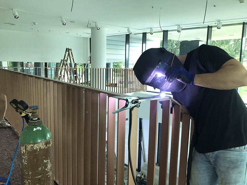 Montáž zábradlia z hladkých profilov a zváranie madla metódou TIG | DOMO GLASS