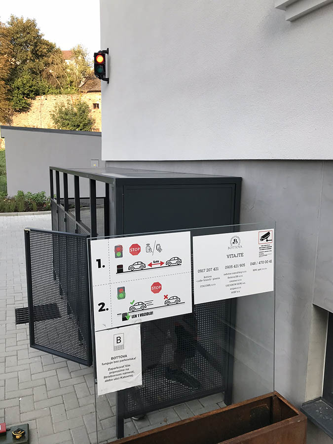 Montáž na mieru vyrobenej oceľovej konštrukcie na odpodkové koše | DOMO GLASS