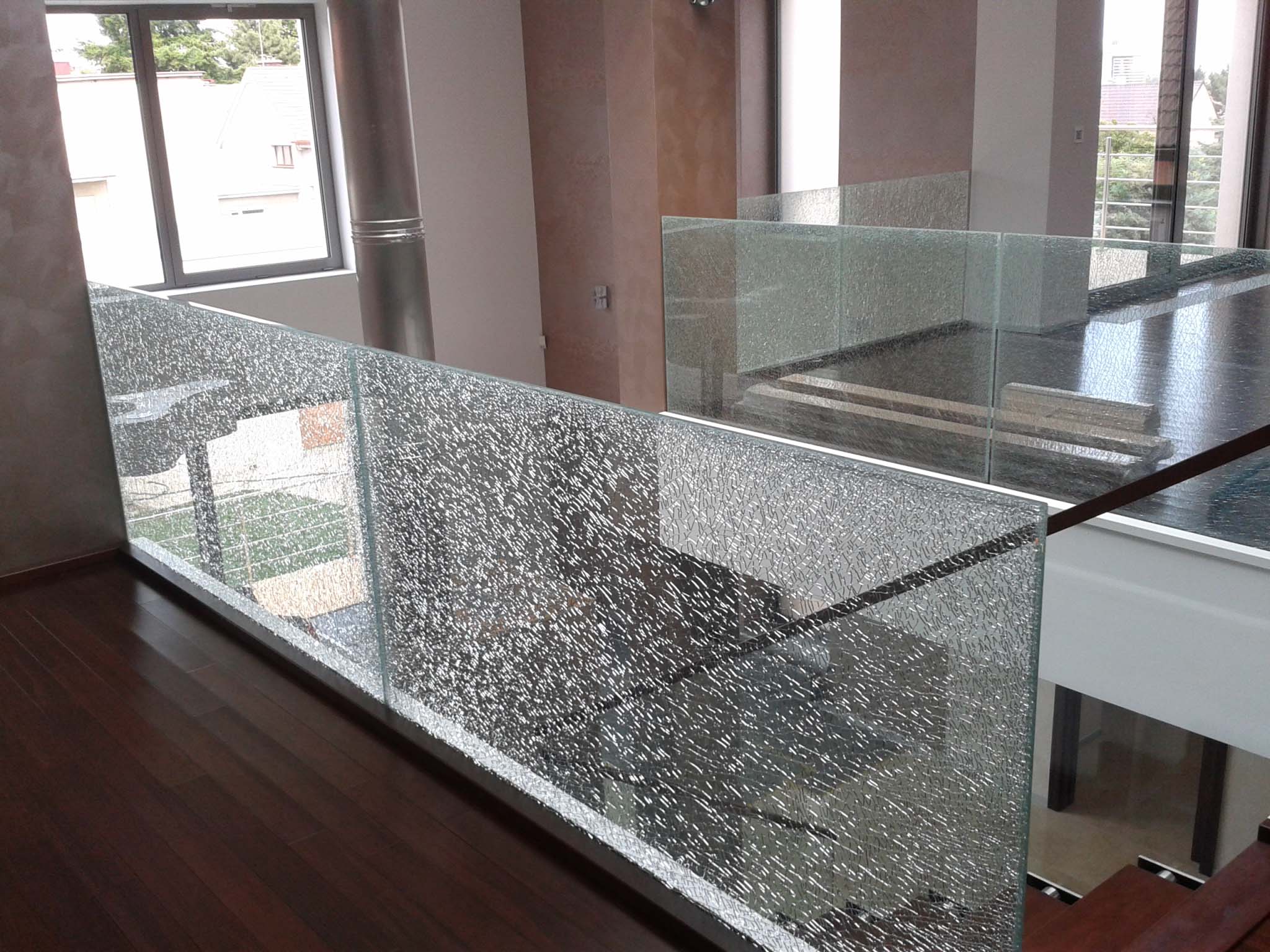 Interiérové sklenené zábradlie s imitáciou prasknutých skiel | DOMO GLASS