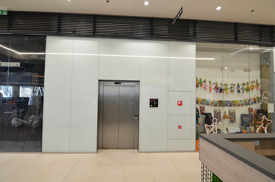 Sklenený obklad stien výťahu, stĺpov a hydrantov v nákupnom centre Point v Banskej Bystrici | DOMO GLASS