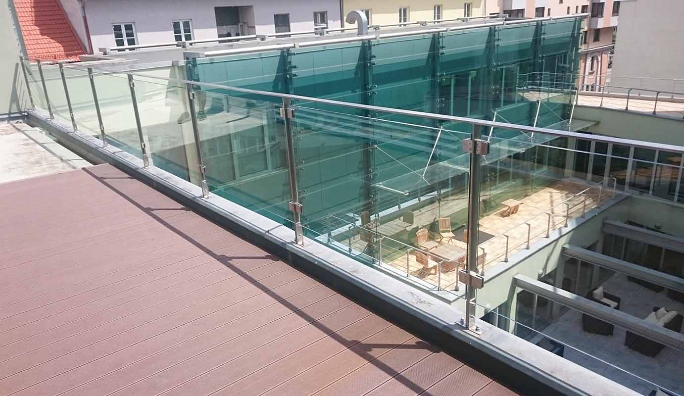 Nerezové zábradlie so sklom s bočnými úchytmi | DOMO GLASS