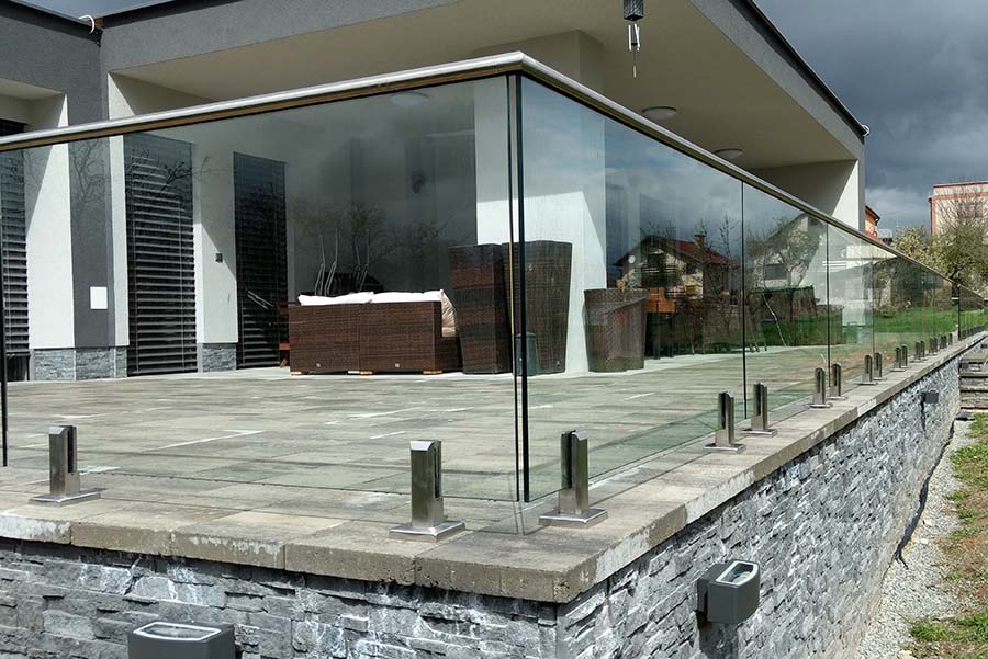 Exteriérové sklené zábradlie s čírym sklom na terasu ukotvené na konzolách | DOMO GLASS