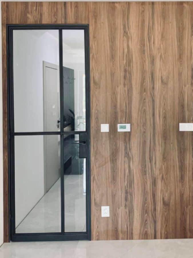 Jednokrídlové otváravé sklenené dvere v zárubni v industriálnom štýle | DOMO GLASS