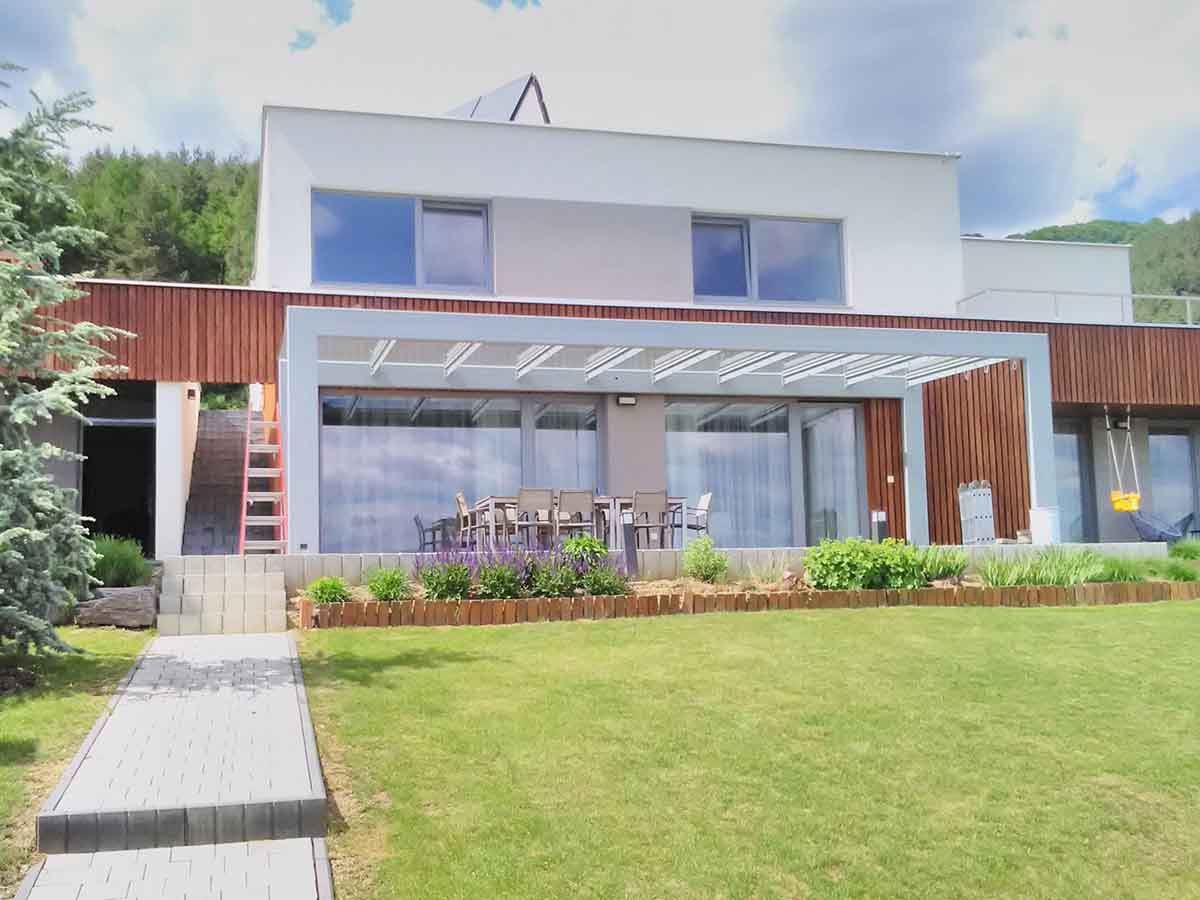 Oceľová konštrukcia prístrešku pri pohľade spredu | DOMO GLASS