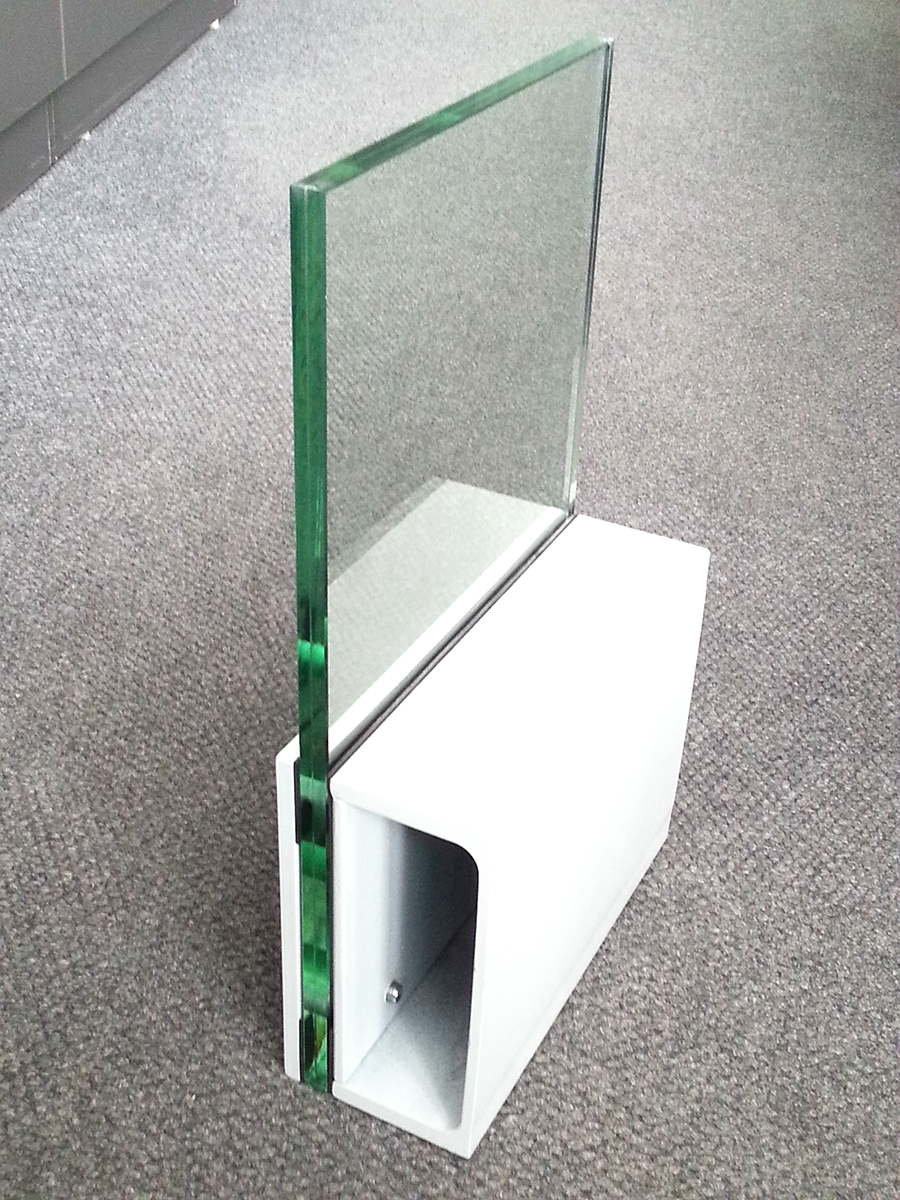 Priečny rez nosnej konštrukcie schodiska s detailom kotvenia skla pri nami navrhovanom riešení | DOMO GLASS