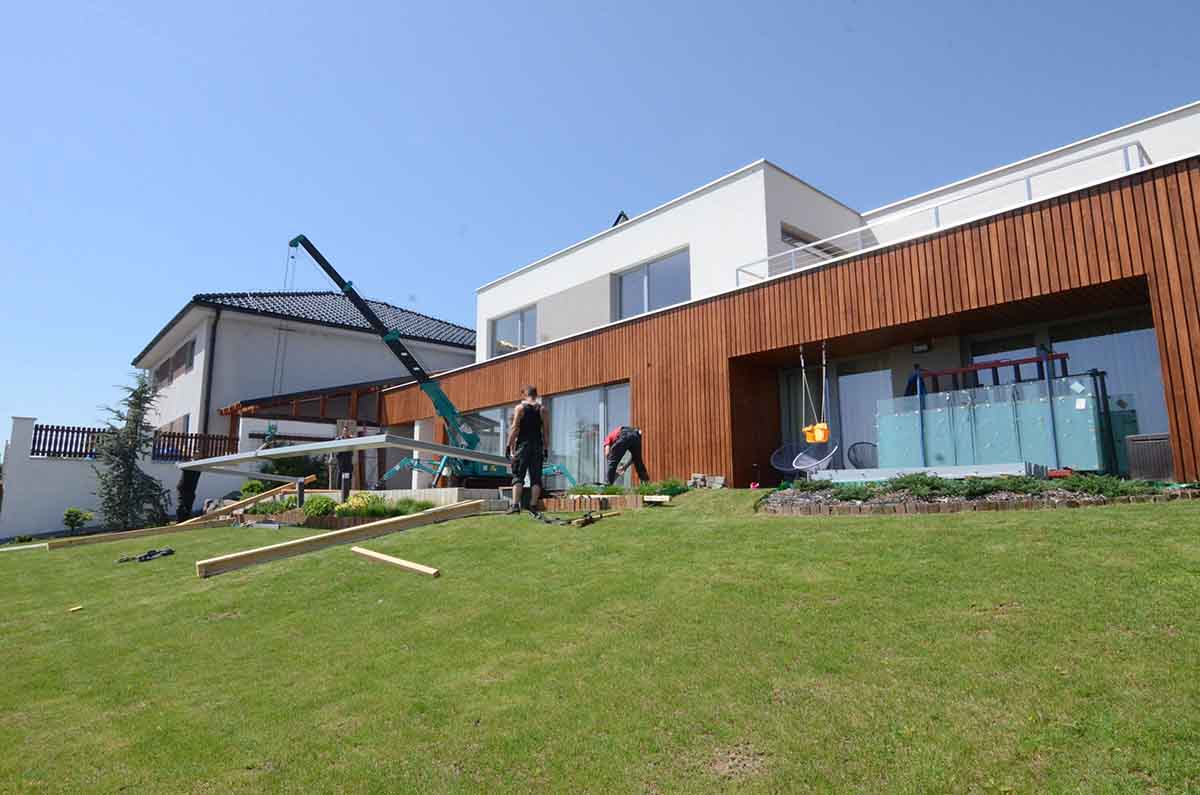 Začiatok montáže a osádzania nosných jaklov konštrukcie pomocou mini žeriavu Maeda | DOMO GLASS