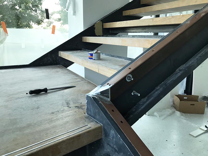 Demontáž pôvodného skleneného zábradlia schodiska a príprava konštrukcie | DOMO GLASS