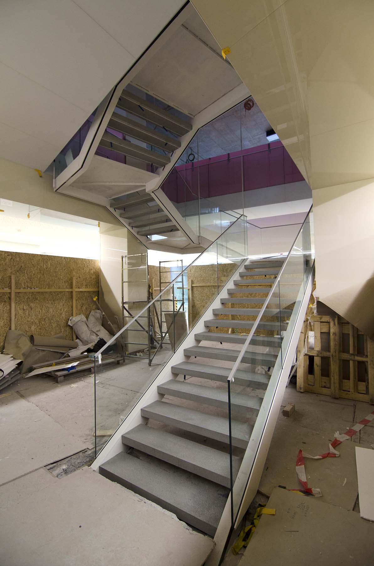Schodisko s celoskleneným zábradlím tesne pred dokončením montážnych prác | DOMO GLASS