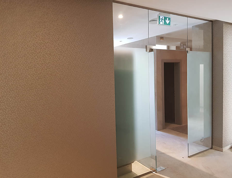Sklenená stena pri vstupe do wellness časti | DOMO GLASS