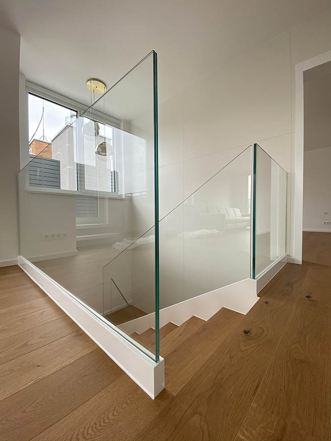 Sklenené zábradlie na schodisku so zapustením do konštrukcie | DOMO GLASS
