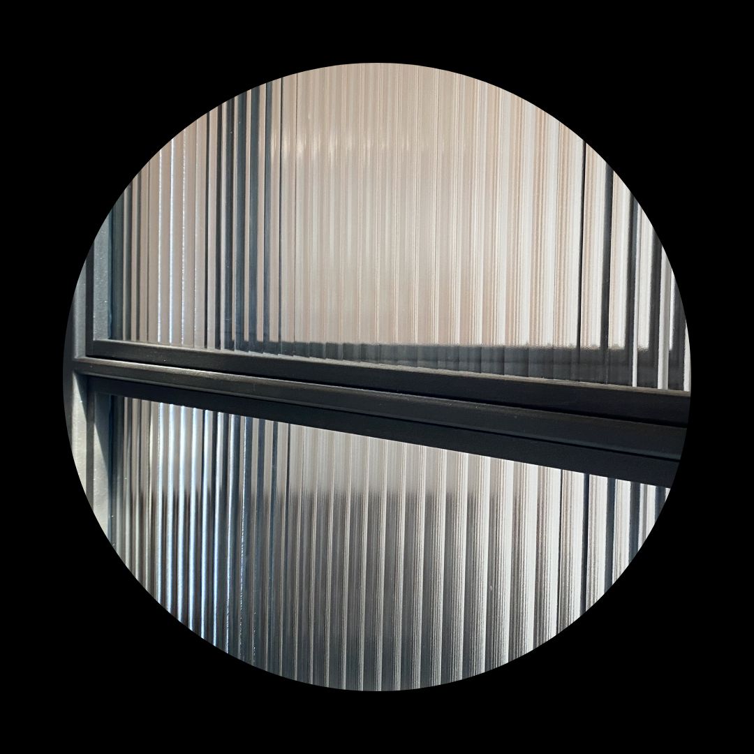 Flutes sklo v oceľovom ráme | DOMO GLASS