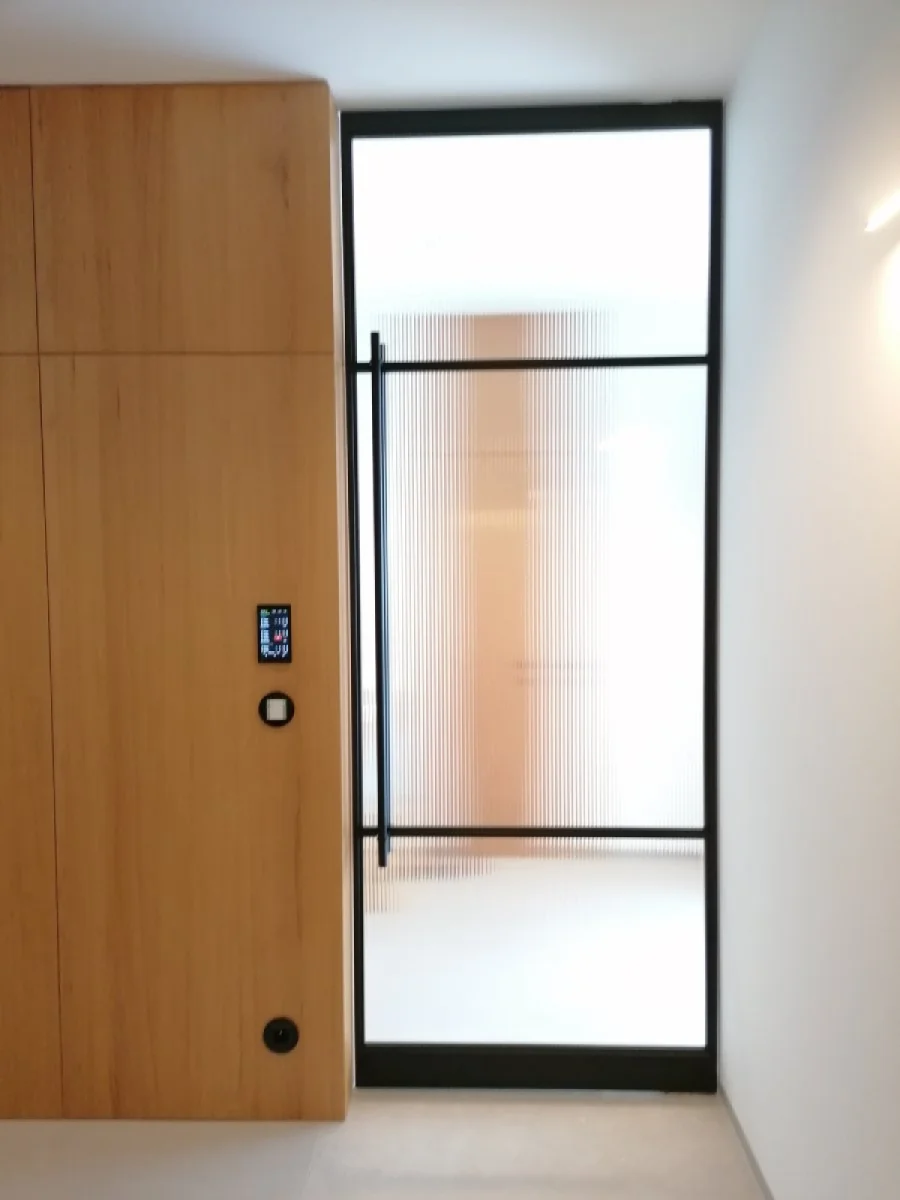 Pivotové dvere so sklom flutes | DOMO GLASS