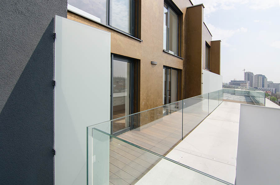 Sklenený paravan ako zástena na terasa | DOMO GLASS