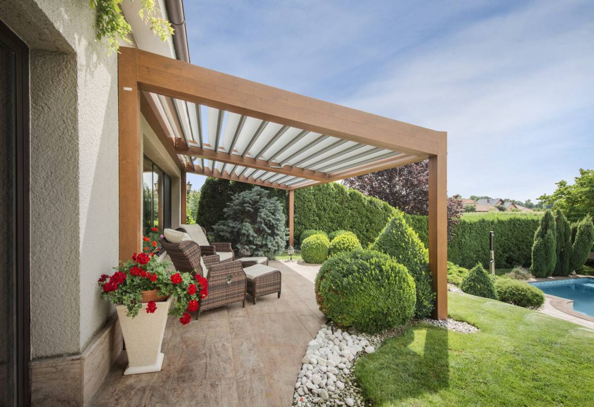 Skosená bioklimatická pergola pri rodinnom dome | DOMO GLASS