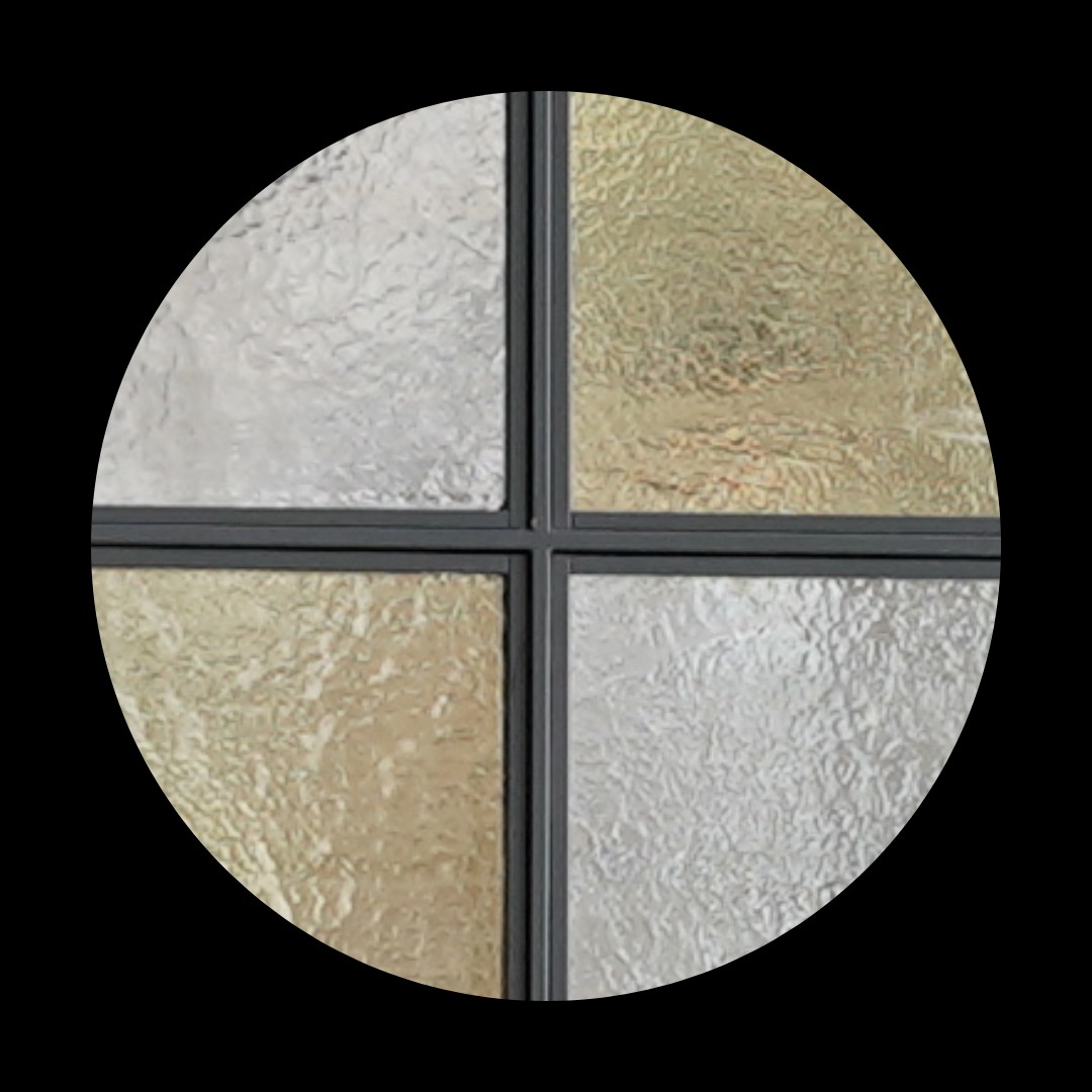 Ornamentálne farebné sklo v oceľovom ráme | DOMO GLASS