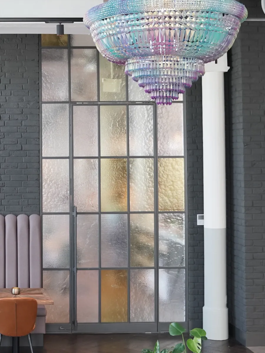 Vysoké pivotové dvere s farebnými sklami | DOMO GLASS