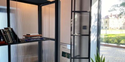 Industriálna priečka s ornamentálnym sklom so zalamovacími dverami | DOMO GLASS