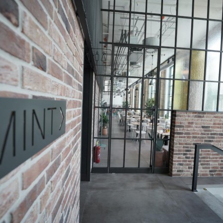 Dekoratívna deliaca stena pri vstupe do reštaurácie Mint | DOMO GLASS