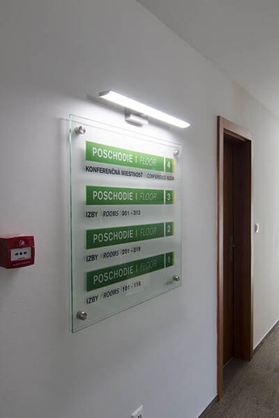 Navigačná tabuľka na stene | DOMO GLASS