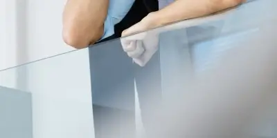 Kedy musí byť zábradlie? Bezpečnosť a štýl, ktoré oceníte v každom priestore